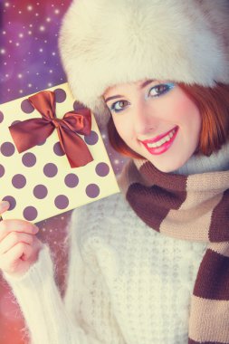 hediye ile güzel kızıl saçlı kadın.