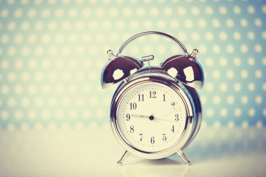 bir tabloda Retro çalar saat