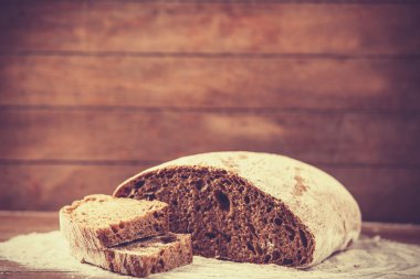 ahşap masa üstünde lezzetli ekmek