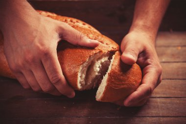 Baker'ın elle bir ekmek. Yüksek kontrastlı fotoğraf