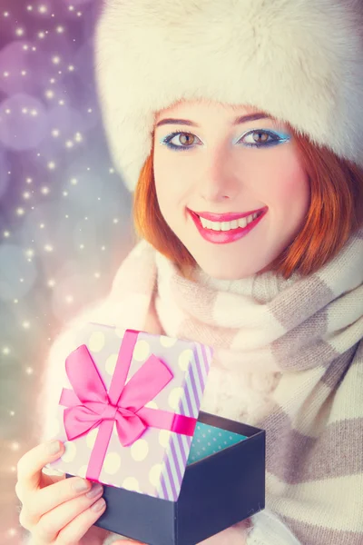 Beautiful redhead women with gift. — Stock Photo, Image