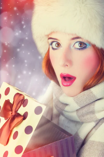 Beautiful redhead women with gift. — Stock Photo, Image