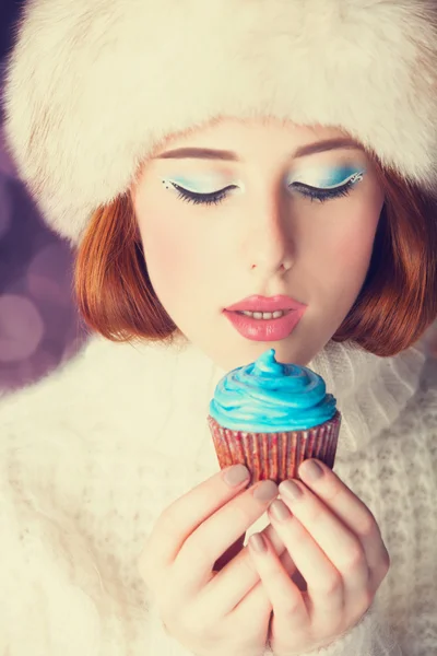 Roodharige meisje met cake. — Stockfoto