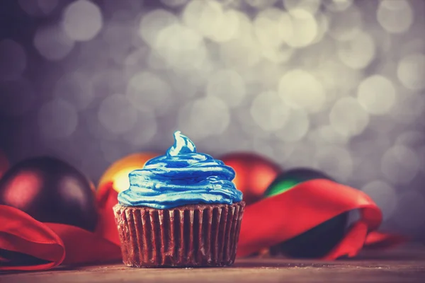 Cream cake and gifts on background. — Stock Photo, Image