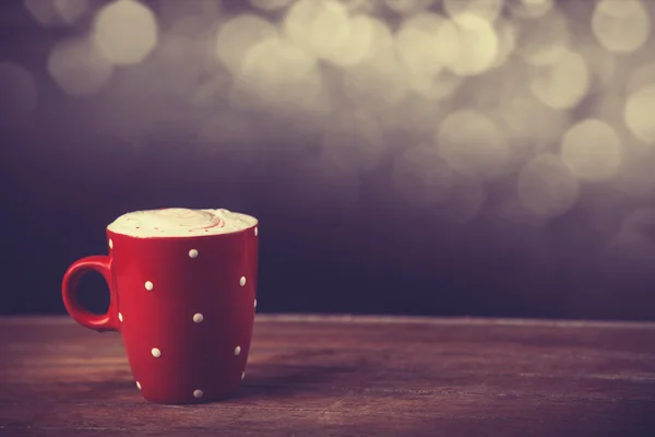 Kopp kaffe på träbord. — Stockfoto