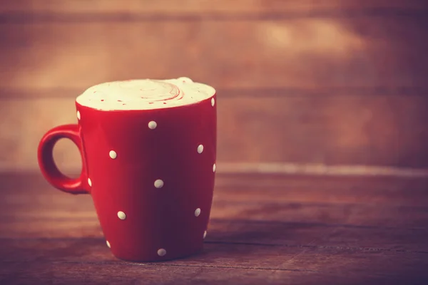 Taza de café sobre mesa de madera. — Foto de Stock