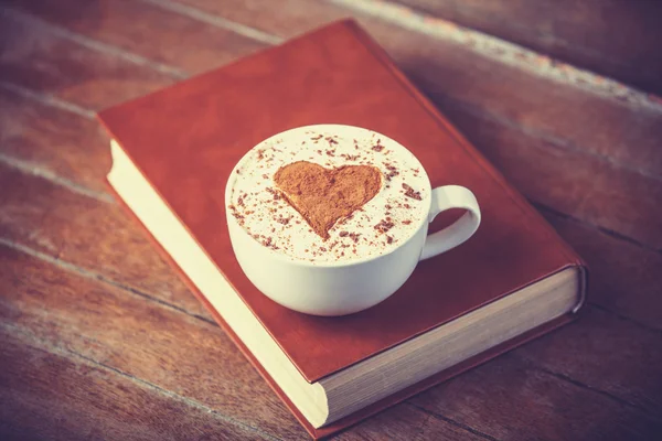 Tasse Kaffee mit Büchern — Stockfoto