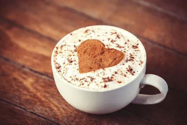Tazza con caffè e forma del cuore di cacao su di esso . — Foto Stock
