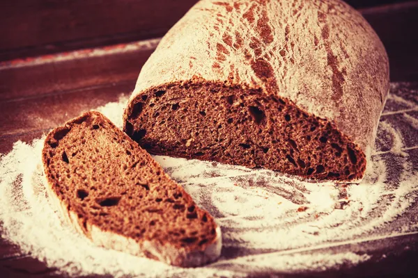Finom kenyeret egy fa asztal — Stock Fotó