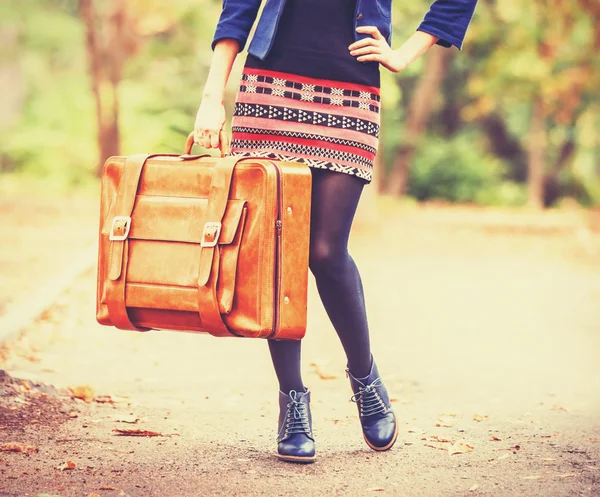 Girl with suitcase at autumn outdoor. — Stok fotoğraf