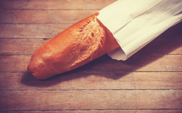 ขนมปังอร่อยบนโต๊ะไม้ — ภาพถ่ายสต็อก