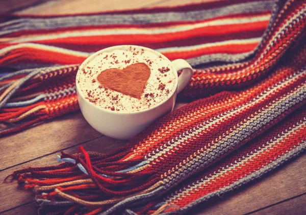 Tazza con caffè e sciarpa . — Foto Stock