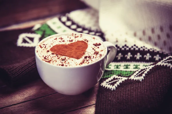 Tasse mit Kaffee und Schal. — Stockfoto