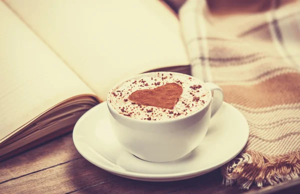 Taza de café y libro con bufanda —  Fotos de Stock