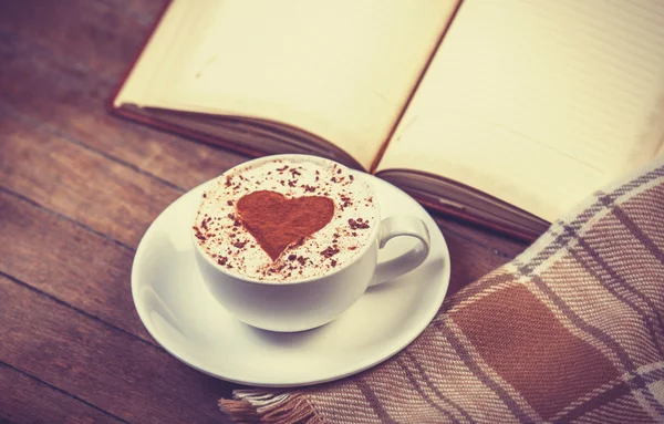 Kopje koffie en boek met sjaal — Stockfoto