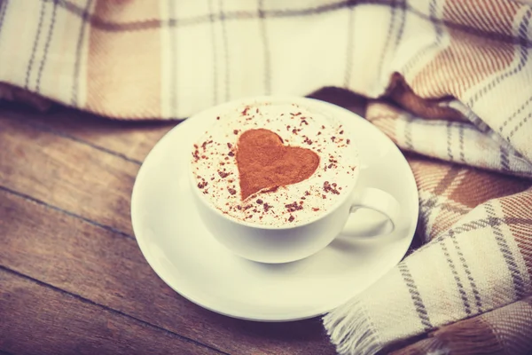 Tazza con caffè e sciarpa . — Foto Stock