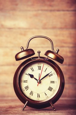 bir tabloda Retro çalar saat.