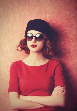 Kızıl kırmızı zemin üzerine güneş gözlüğü