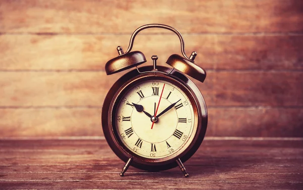 Reloj despertador retro en una mesa . — Foto de Stock