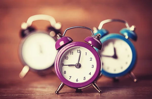 Relojes de alarma retro en una mesa . — Foto de Stock