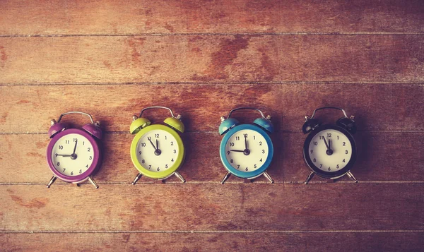 Relojes de alarma retro en una mesa . — Foto de Stock