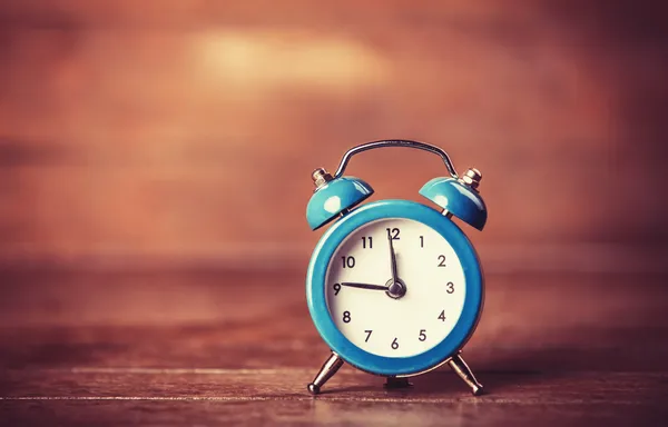 Retro alarm clock on a table — Stock Photo, Image