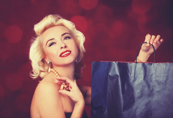 Pretty blond girl model like Marilyn Monroe with shopping bag — Stock Photo, Image