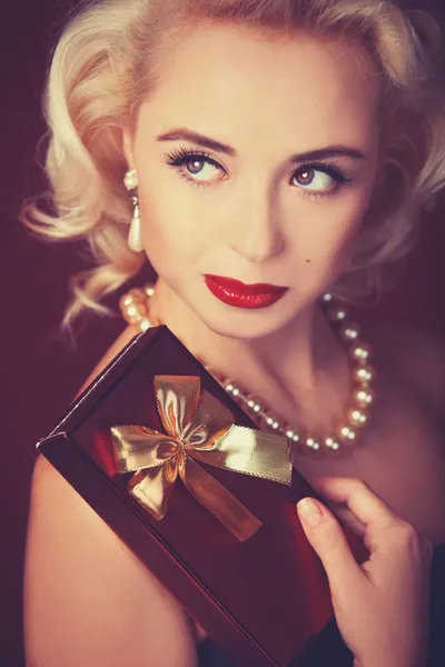 Vrij blond meisje model zoals marilyn monroe met cadeau — Stockfoto