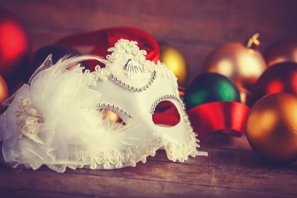 Maschera per carnevale vicino a regali . — Foto Stock