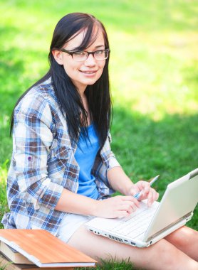 parkın içinde laptop ile genç kız.