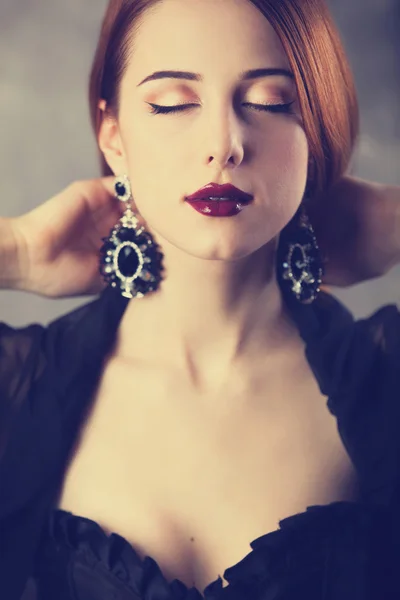 漂亮的红发女郎妇女戴着耳环. — 图库照片