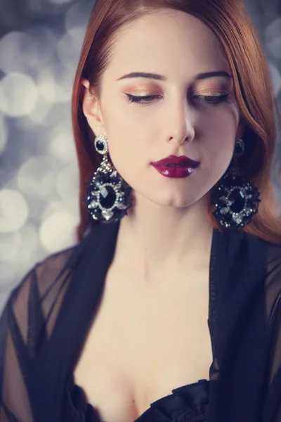 Schöne rothaarige Frauen mit Ohrringen. — Stockfoto