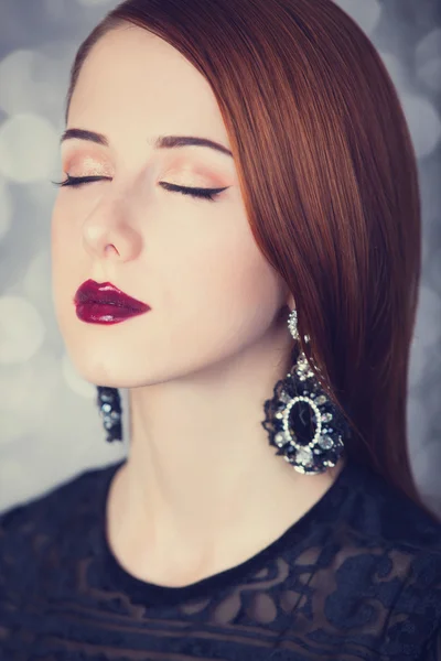 Güzel kızıl saçlı kadınların Küpeli. — Stok fotoğraf