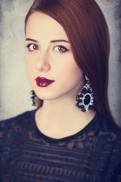 Hermosas mujeres pelirrojas con pendientes . — Foto de Stock