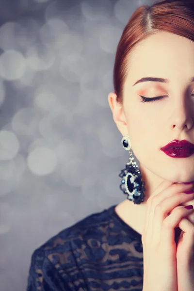 Hermosas mujeres pelirrojas con pendientes . — Foto de Stock