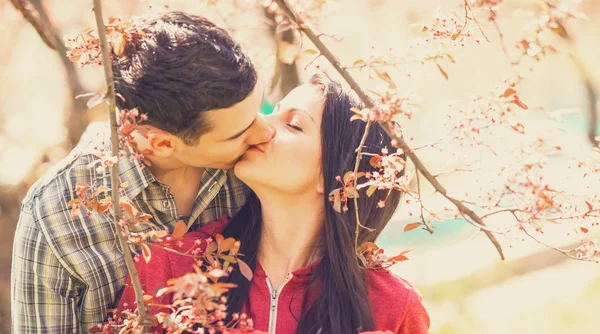 Paar entspannen im Park. Frühlingszeit — Stockfoto