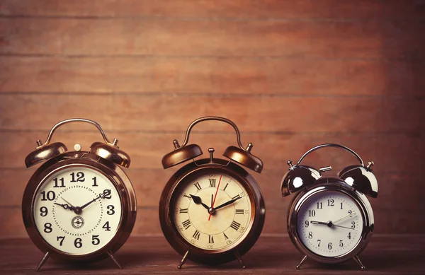 Reloj de alarmas retro en una mesa —  Fotos de Stock