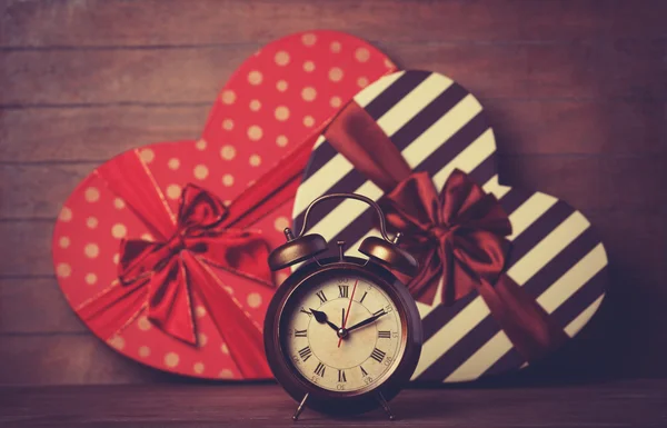 Reloj retro y regalo en forma de corazón en el fondo . —  Fotos de Stock