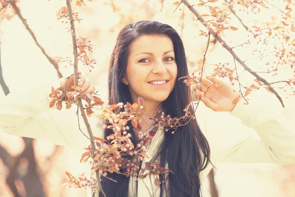 Beautiful girl in spring park — Stock Photo, Image