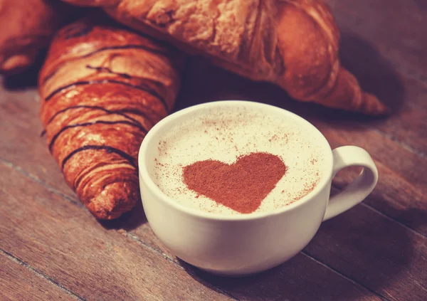 Kopje koffie met Franse croissant — Stockfoto