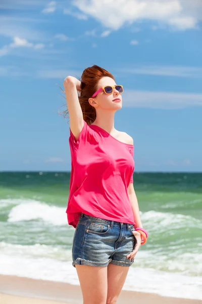 Divertido adolescente chica sentada en la arena en la playa . — Foto de Stock