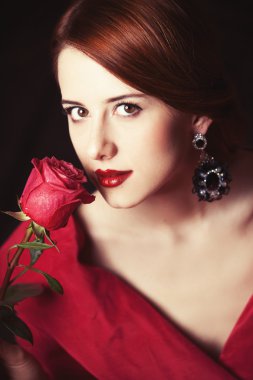 rose ile güzel kızıl saçlı kadın.