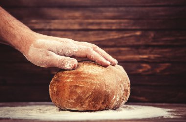 Baker'ın elleri ile bir ekmek.