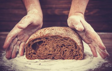 Baker'ın elleri ile bir ekmek.