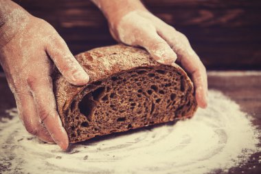 Baker'ın elleri ile bir ekmek.