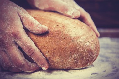 Baker'ın elleri ile bir ekmek.