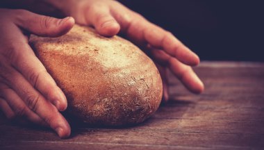 Baker'ın elleri ile bir ekmek.