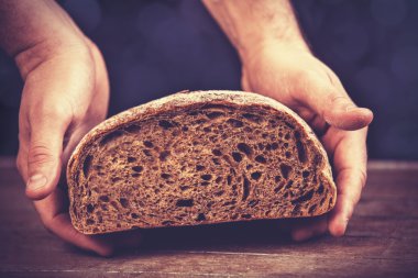 Baker'ın elleri ile bir ekmek.