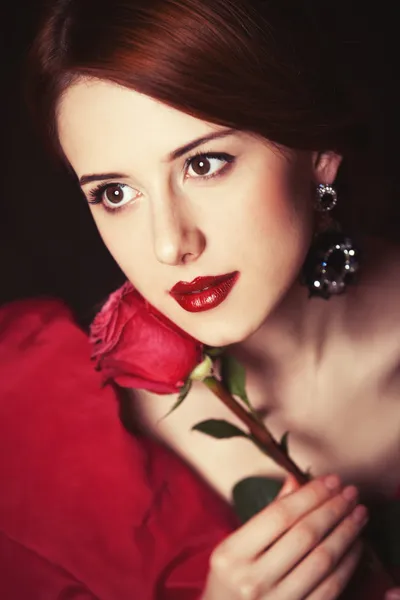 Mooie redhead vrouw met roos. — Stockfoto