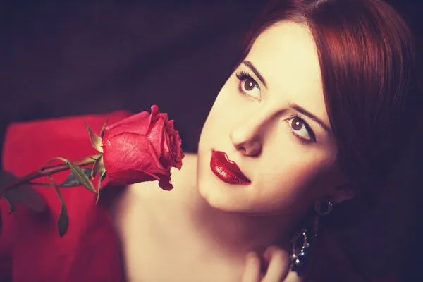 Belle donne rosse con rosa . — Foto Stock